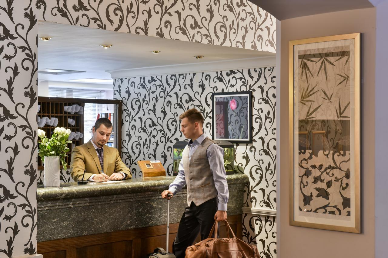 The Invercauld Arms Hotel Баллатер Экстерьер фото