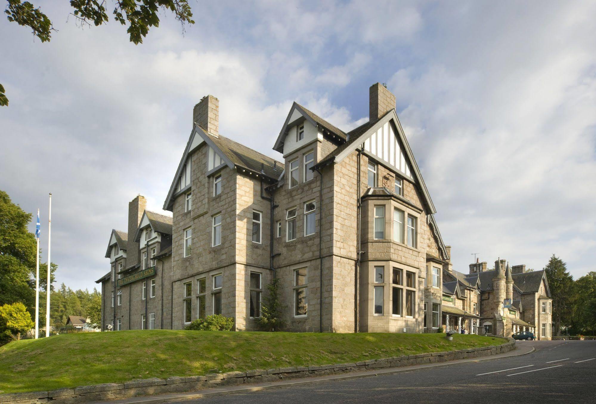 The Invercauld Arms Hotel Баллатер Экстерьер фото