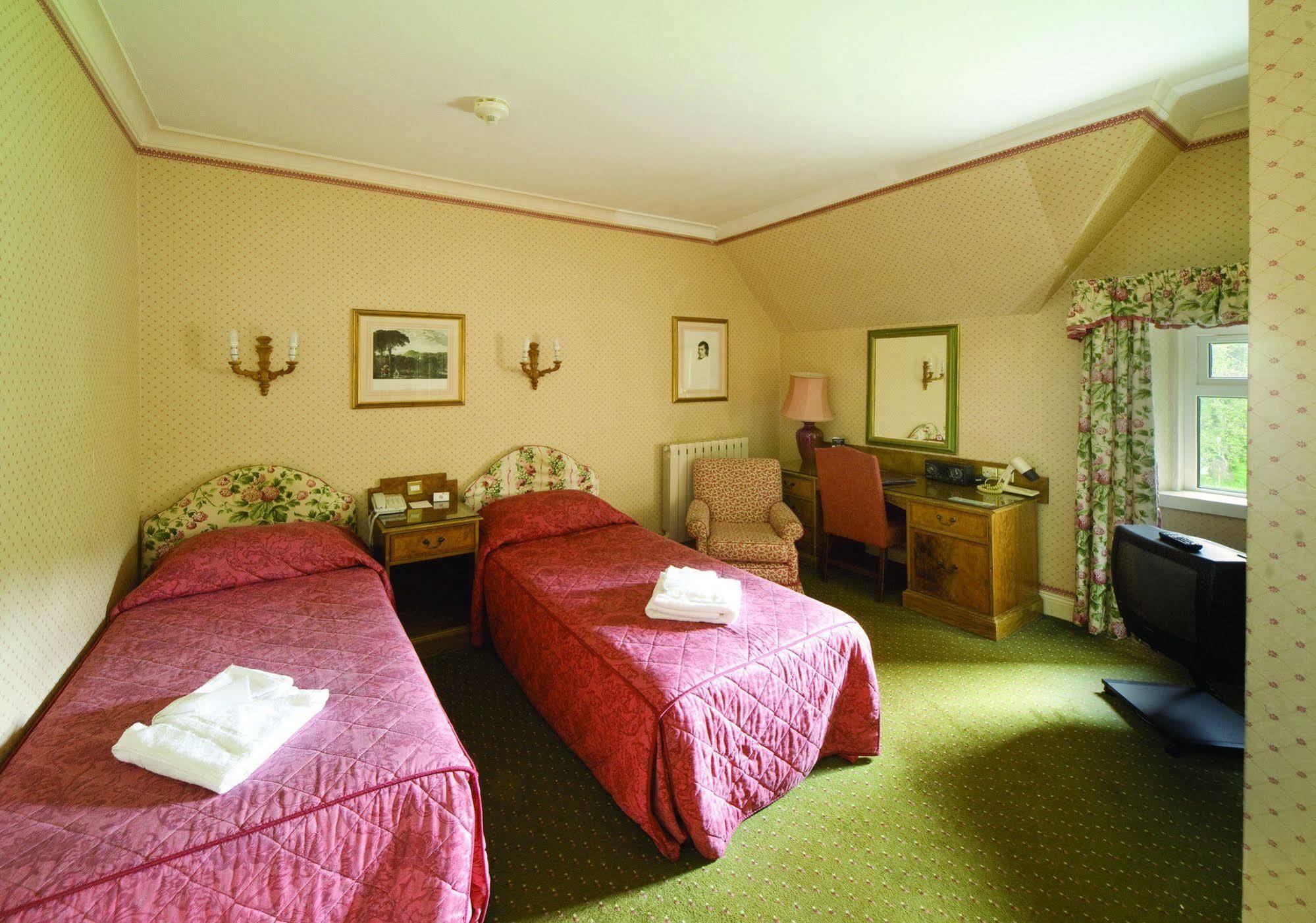 The Invercauld Arms Hotel Баллатер Экстерьер фото