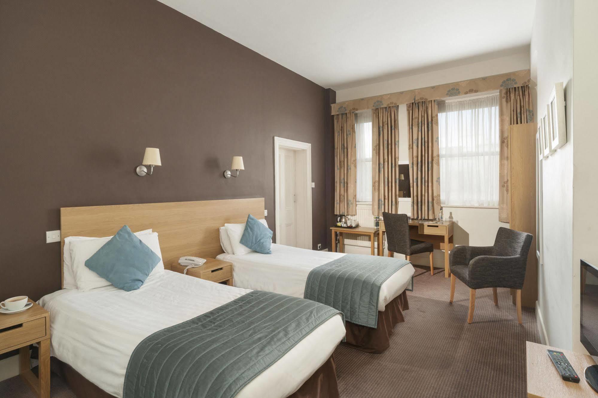 The Invercauld Arms Hotel Баллатер Экстерьер фото